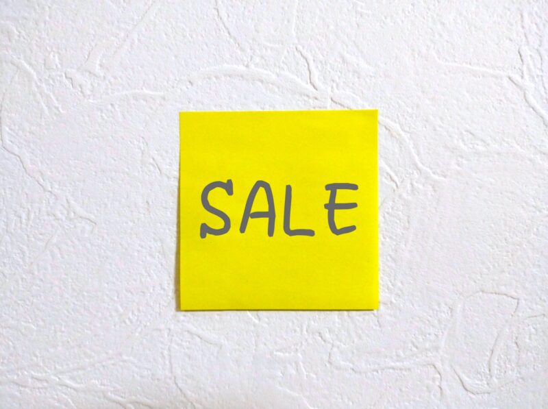 「SALE」と書かれた紙